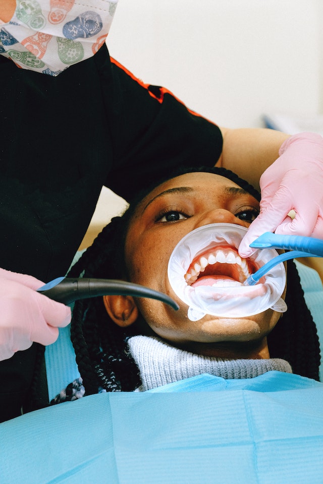 bonding zębów czy licówki