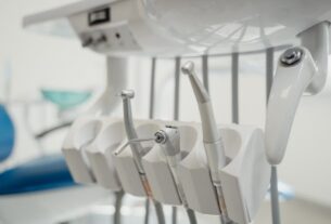 Leczenie krwawiących dziąseł u stomatologa