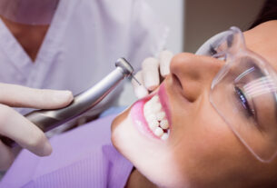 Czy warto wstawiać implanty zębów?