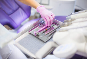 Jakie są objawy, które sugerują, że trzeba pójść na kontrolną wizytę u dentysty?