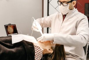 Czy trzeba zgłaszać implanty zębowe podczas kontroli lotniskowej?