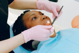 Lakowanie bruzd – jak wygląda wizyta u dentysty?