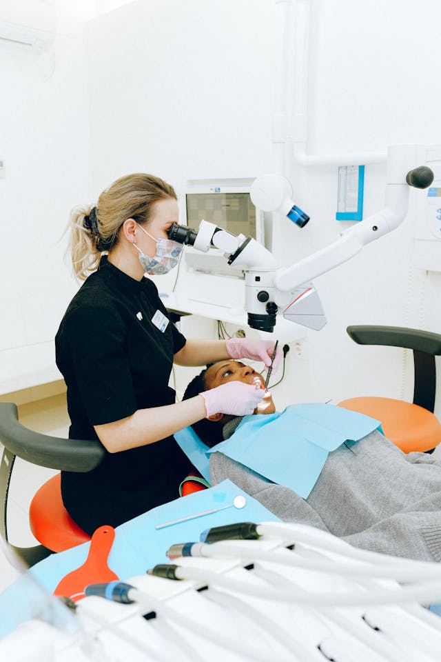 Jak wygląda odsłonięcie zatrzymanego zęba?