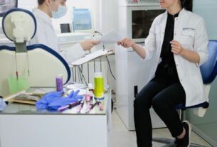 Czy implant zęba można wszczepić osobie starszej?