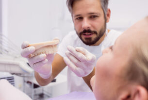 Kiedy warto wymienić protezę ruchomą na protezę mocowaną na implantach?