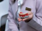 Co się dzieje z protezą, gdy jeden z implantów przestaje być stabilny?