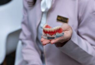Co się dzieje z protezą, gdy jeden z implantów przestaje być stabilny?