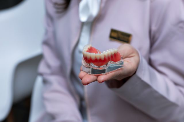 Co się dzieje z protezą, gdy jeden z implantów przestaje być stabilny?
