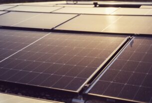 Co dzieje się z nadwyżką prądu z fotowoltaiki, gdy magazyn energii jest pełny?