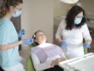 Czy implant zęba może powodować nieprzyjemny smak w ustach?