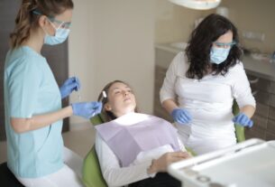 Czy implant zęba może powodować nieprzyjemny smak w ustach?