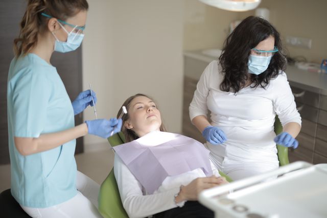 Czy implant zęba może powodować nieprzyjemny smak w ustach?