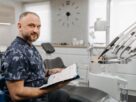 Krwawiące zęby – co może być przyczyną i kiedy iść do stomatologa?