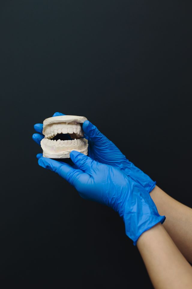 Proteza na 2 czy 4 implantach – czym różnią się te rozwiązania?